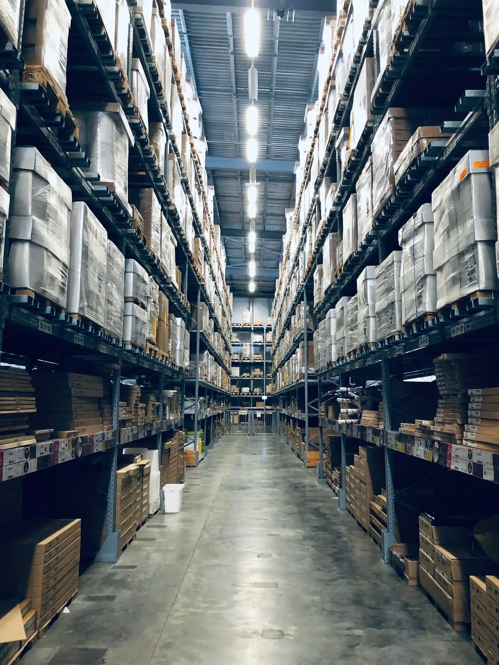 Rayonnages d’entrepôt remplis de fournitures d’entretien prêtes à expédier