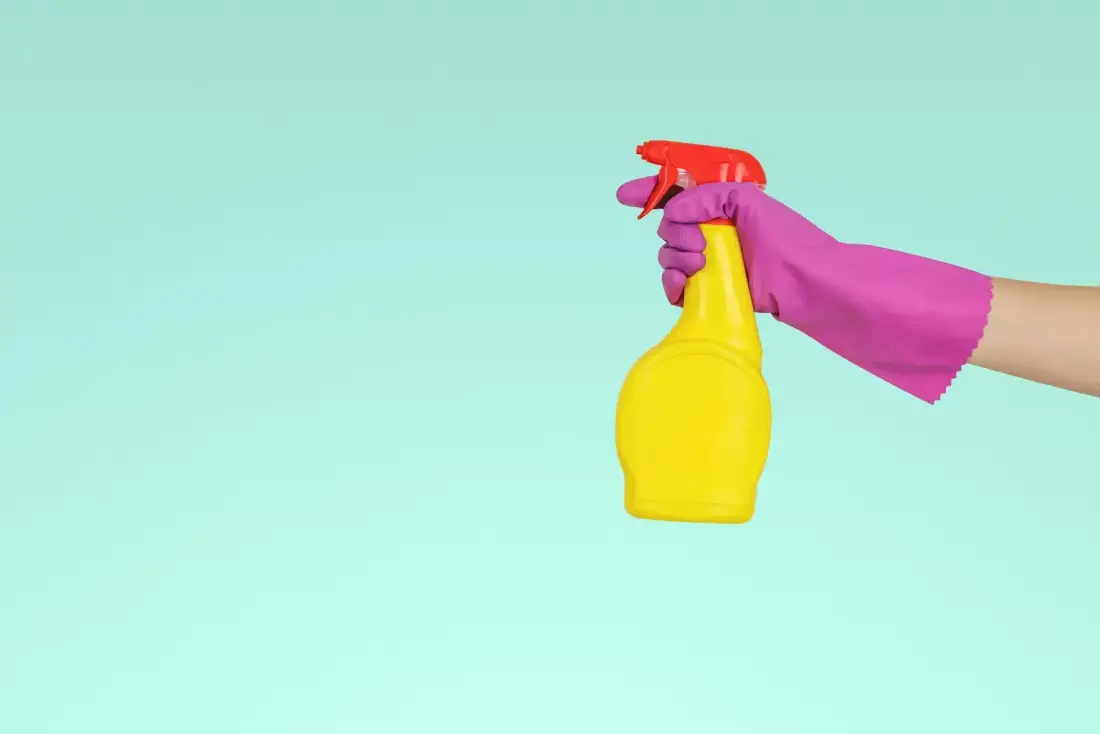 Assortiment de fournitures d’entretien : nettoyants, gants et produits de papier